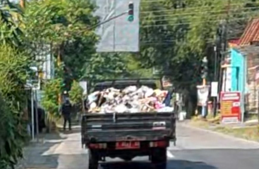 Pickup Pengangkut Sampah Tanpa PenutupMembuat Resah Pengguna Jalan